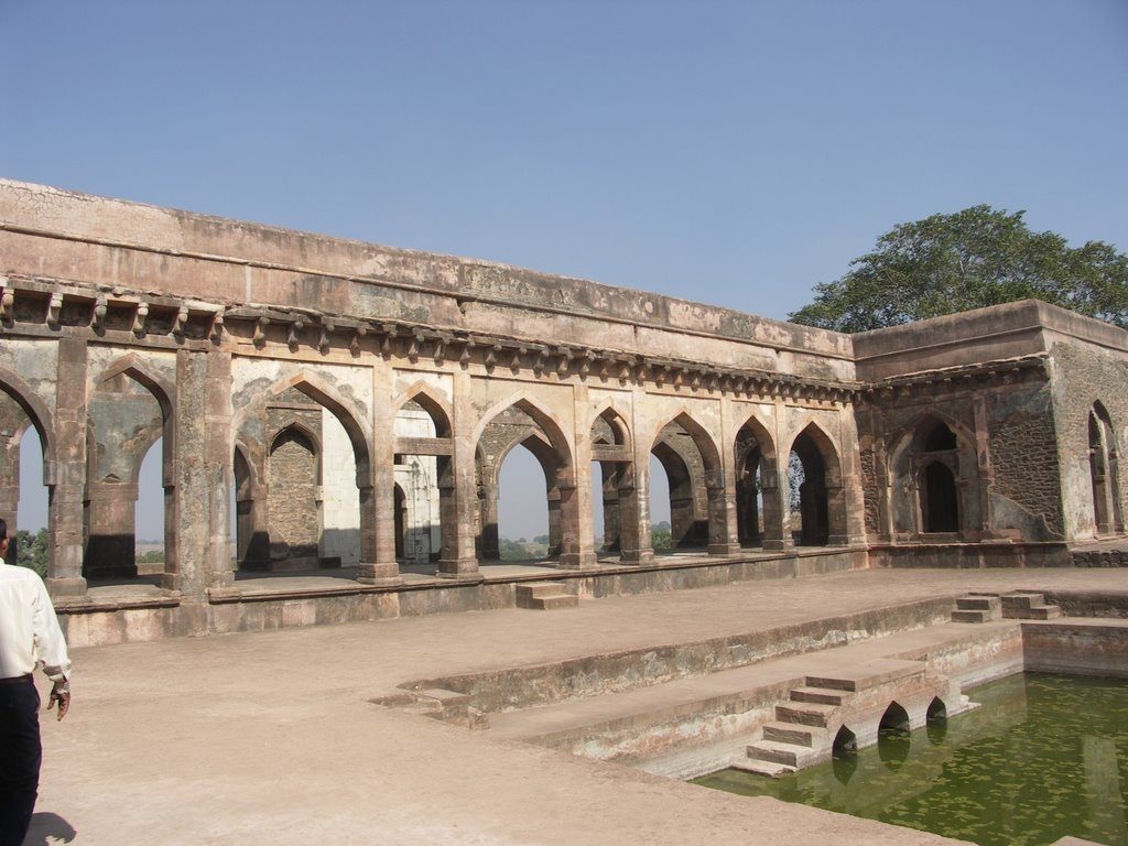 https://d3r8gwkgo0io6y.cloudfront.net/upload/bajbahadur palace1.jpg